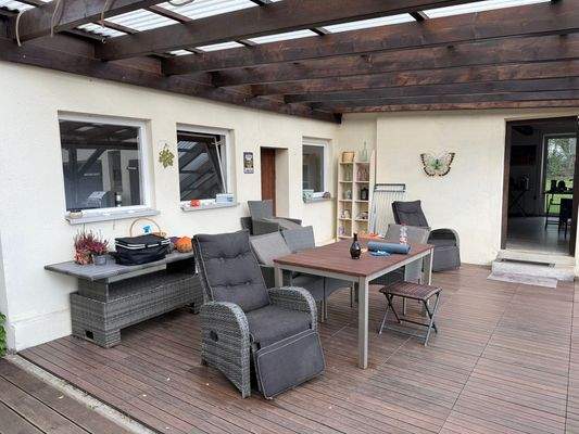 Terrasse mit Gartenmöbeln