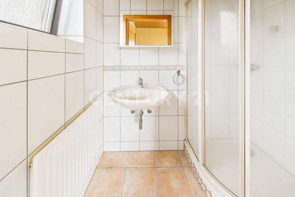 Duschbad mit Fenster, direkt am Schlafzimmer