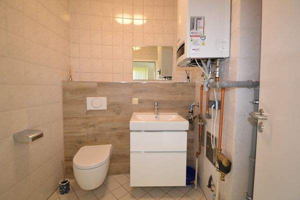 Bad mit separater Gas-Brennwerttherme