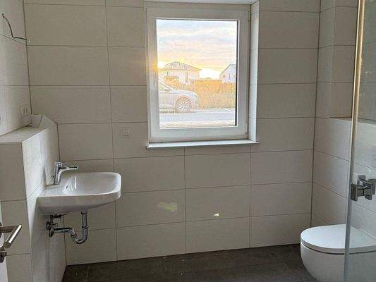 Bad mit Dusche Erdgeschoss (1).jpeg