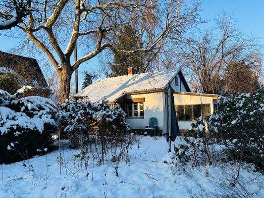 Baugrundstück mit kleinem Gartenhaus