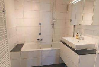 Modernes Badezimmer