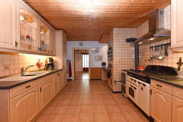 geräumige Küche mit Einbauküche