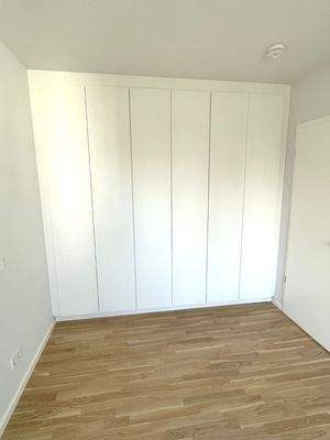 Heller Raum mit Holzboden