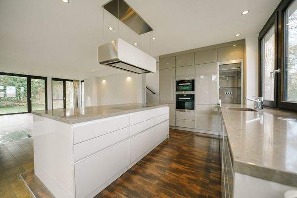 voll ausgestattete Einbauküche