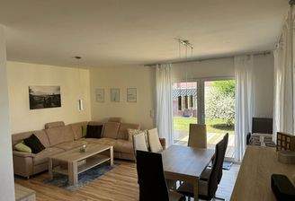 Wohnzimmer mit Gartenblick
