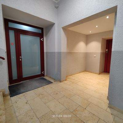 23_Eingang+Aufzug 2.OG.jpg