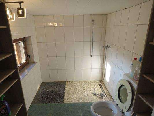große Dusche im Bad    