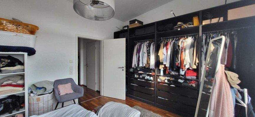 GUT PLATZ FÜR KLEIDERSCHRÄNKE 