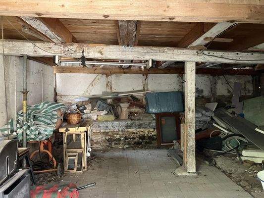 Nebengebäude auf dem Hof abrissreifer Stall