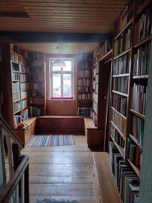 Flur mit Bibliothek