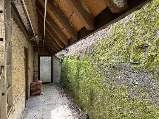 Laubengang hinter dem Haus