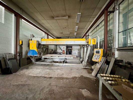 Produktionshalle mit Natursteinsägewerk und Schwerlastkran