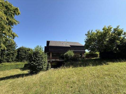 Blick aufs Haus vom Grundstück