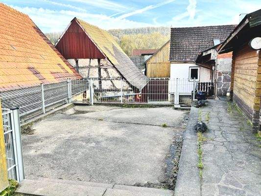 große Terrasse und Balkon mit direktem Zugang ins Haus/Wohnzimmer