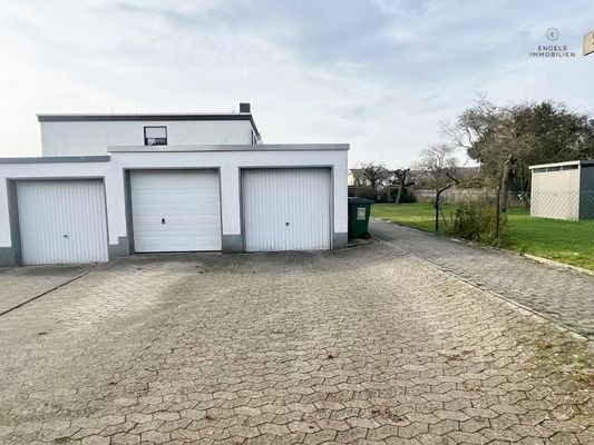 rechte Garage /mit Stellplatz