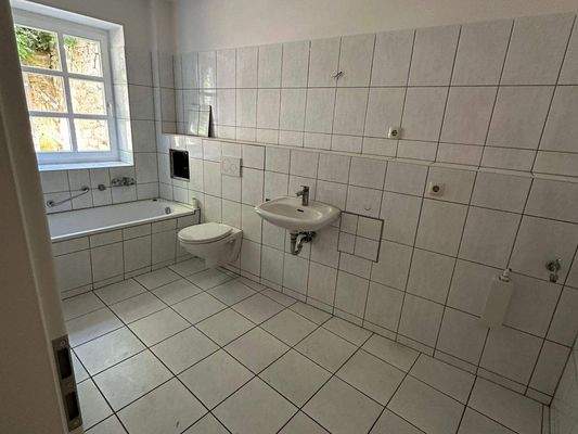 Bad mit Wanne und Fenster.jpg