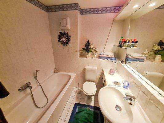 Bad mit Dusche &amp; Wanne