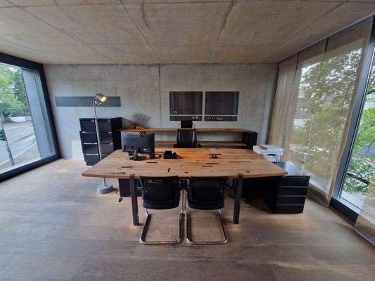 Modernes Büro mit Holzdesign