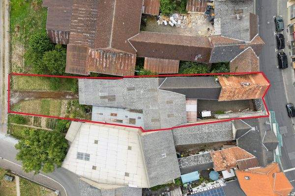 Luftaufnahme mit Grundstück gesamt und Dächern des Gebäudeensembles