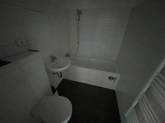 Badezimmer mit Wanne und Handtuchheizkörper