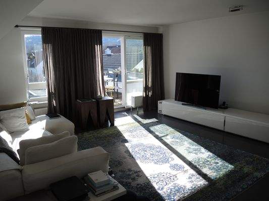 Obere Wohnung mit Balkon