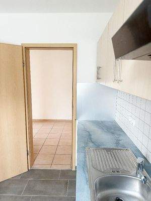 Küche mit Einbauküche und Blick Richtung Flurbereich