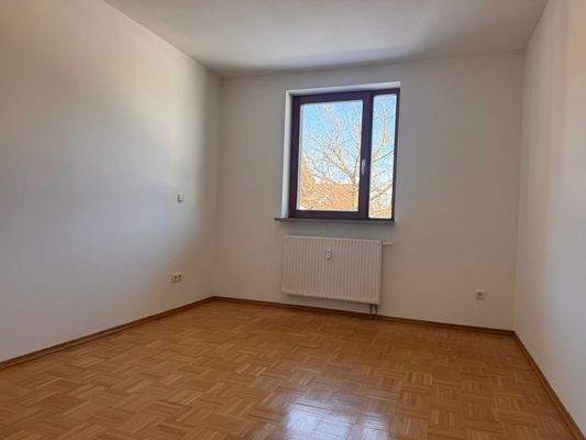 Helles Zimmer mit Parkettboden