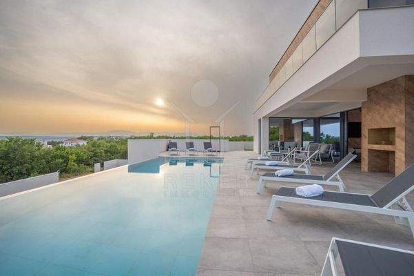 Moderne Luxusvilla in bester Lage in Jadranovo