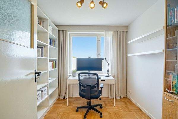 Arbeitszimmer digital möbliert