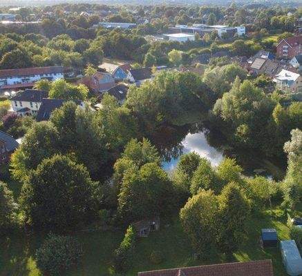 Der wunderschöne Teich grenzt an das Grundstück