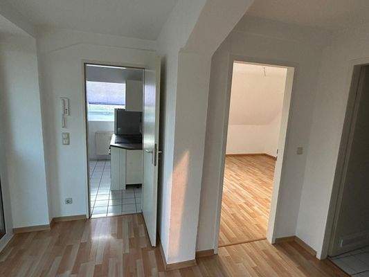 Flur, Blick in Küche und SZ.jpeg