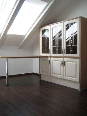 WE 4 - Küche; Vitrine mit Board