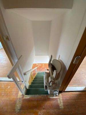 Blick vom OG die Treppe runter.jpg