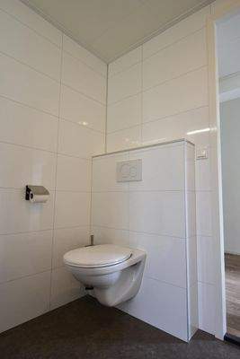 ferienhaus-kaufen-herkingen-ensuite-badezimmer-dusche-2025.webp001