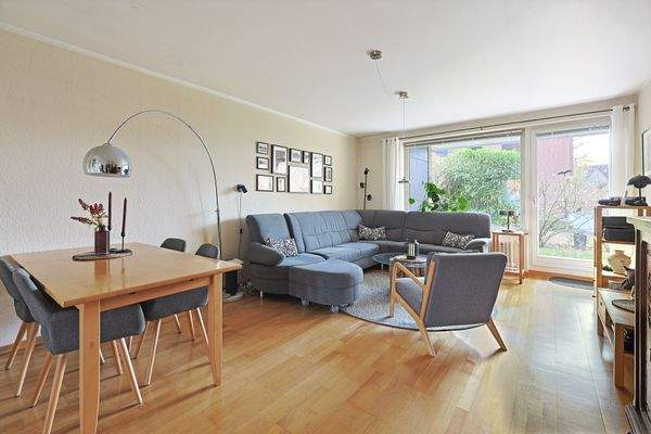 Großes Wohnzimmer mit Ausgang auf die Terrasse