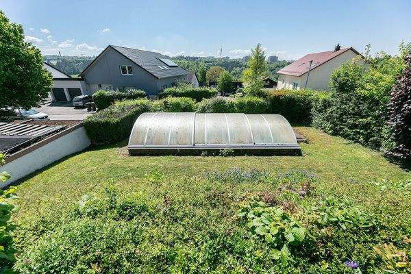 Schwimmhalle mit Überdachung - nicht funktionsfähig