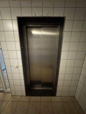 Eingangsbereich mit Aufzug im Haus