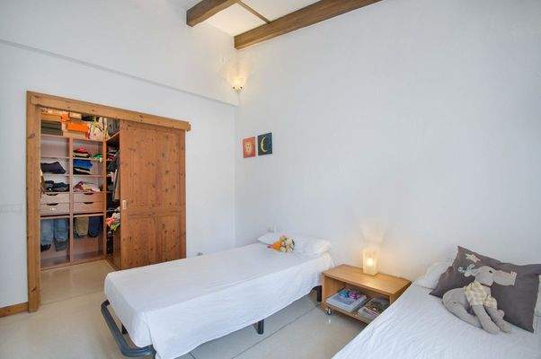 Schlafzimmer mit begehbarem Kleiderschrank