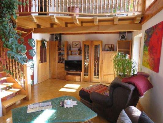 Wohnzimmer mit Parkett 