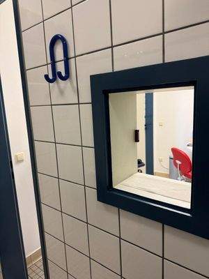 Labor-WC mit Durchreiche