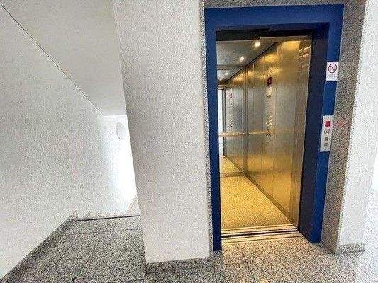 Treppenhaus 1. OG mit Aufzug