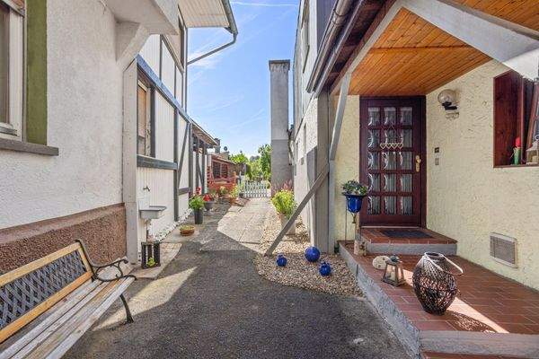 Hauseingang mit Blick Richtung Garten