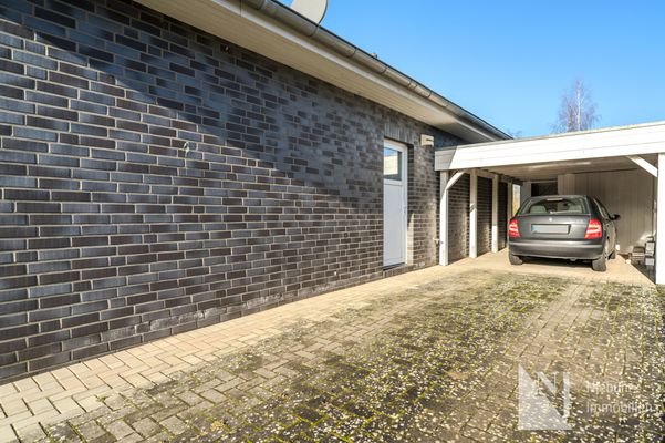 Carport und Nebeneingang