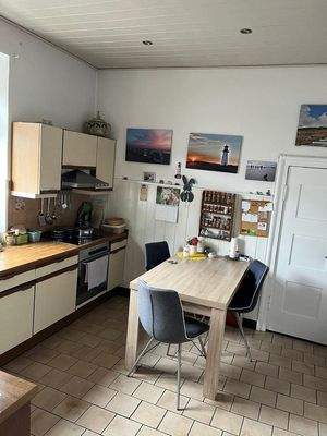 Die helle Küche im EG