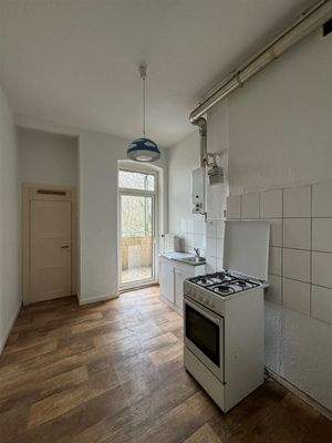 Küche mit Zugang zum Balkon