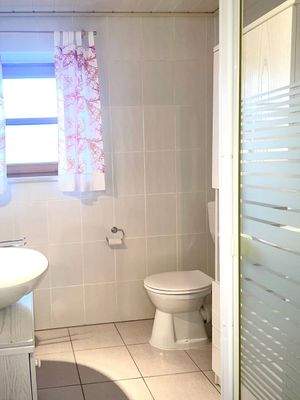 Bad mit Waschbecken und Dusche