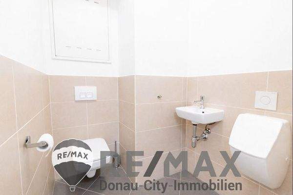 Toilette mit Waschbecken und Pissoir