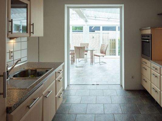 Küche mit Blick in den Wintergarten