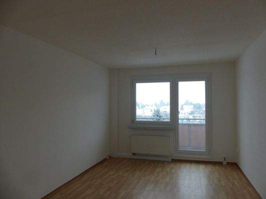 Wohnzimmer mit Austritt auf den Balkon